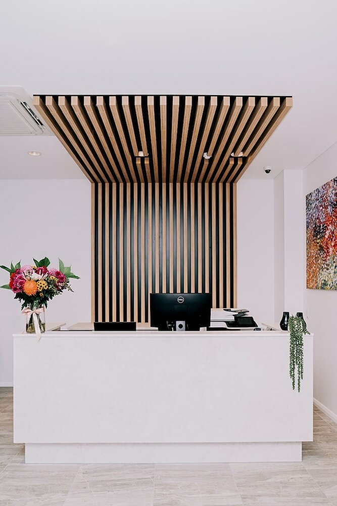 Фото Toms Court Hotel