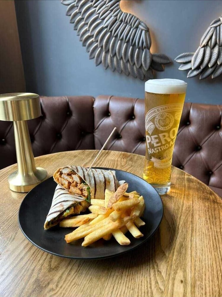 Фото Three Falcons Hotel