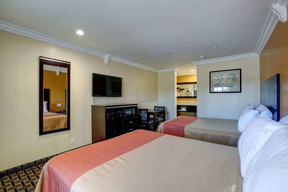 Фото Ontario Inn & Suites