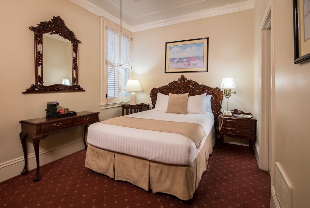 Фото The Monterey Hotel