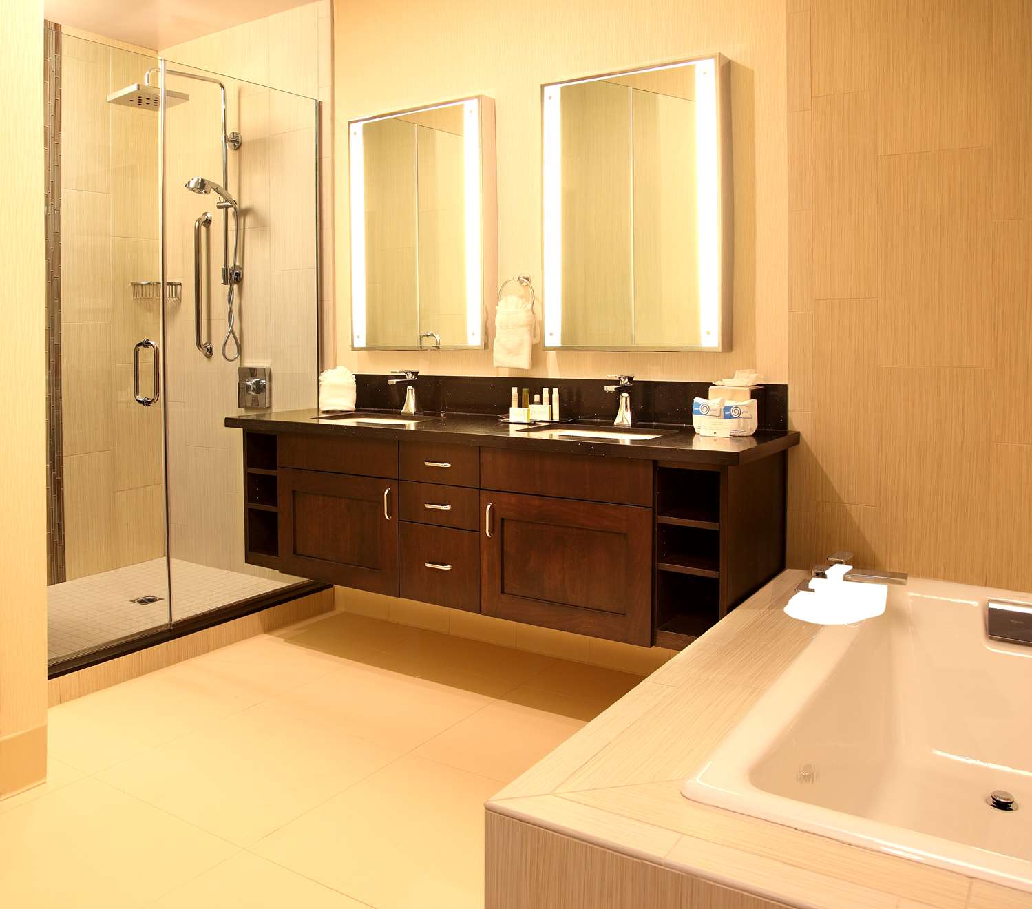 Фото DoubleTree by Hilton Claremont