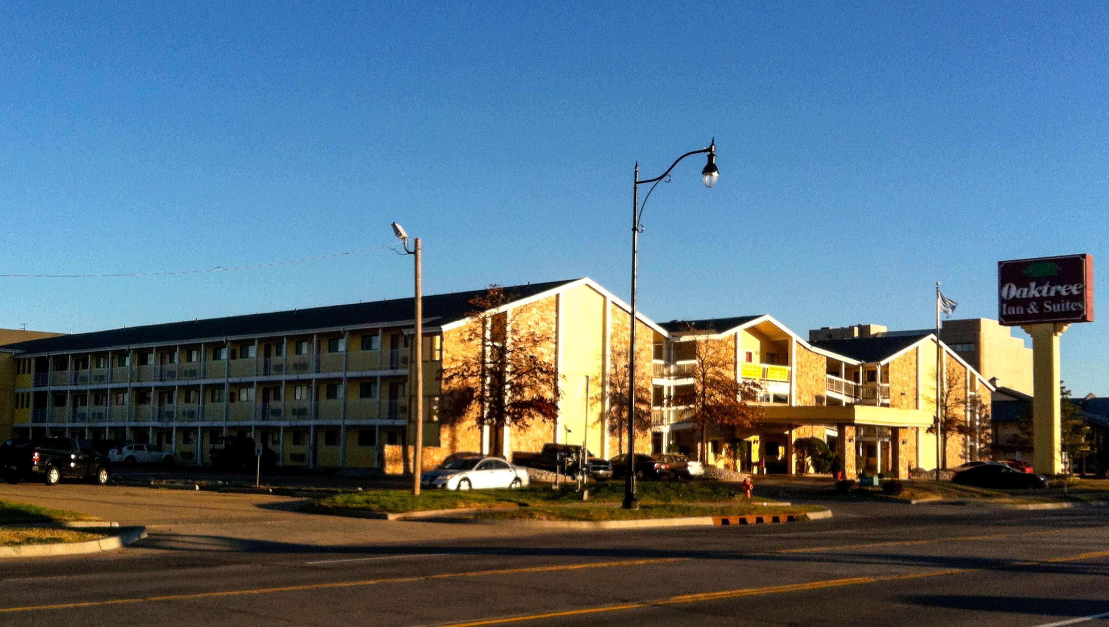 Фото Oaktree Inn and Suites