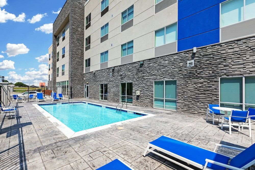 Фото Holiday Inn Express & Suites Denton - Sanger, an Ihg Hotel