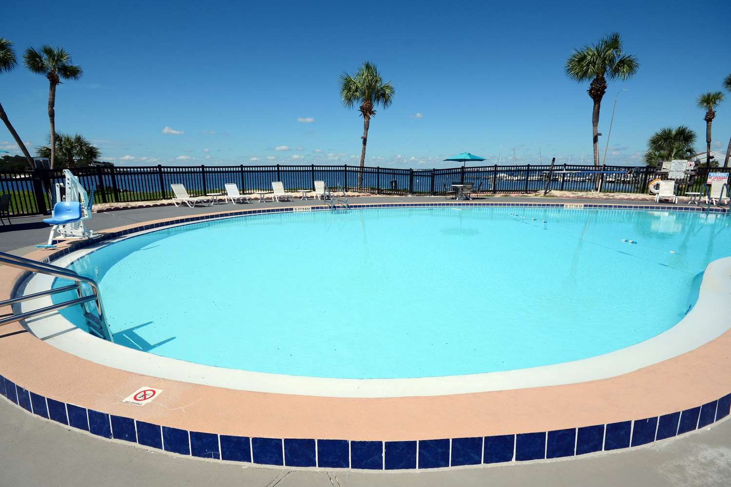Фото Quality Inn & Suites Gulf Breeze Bayside near Pensacola Beach