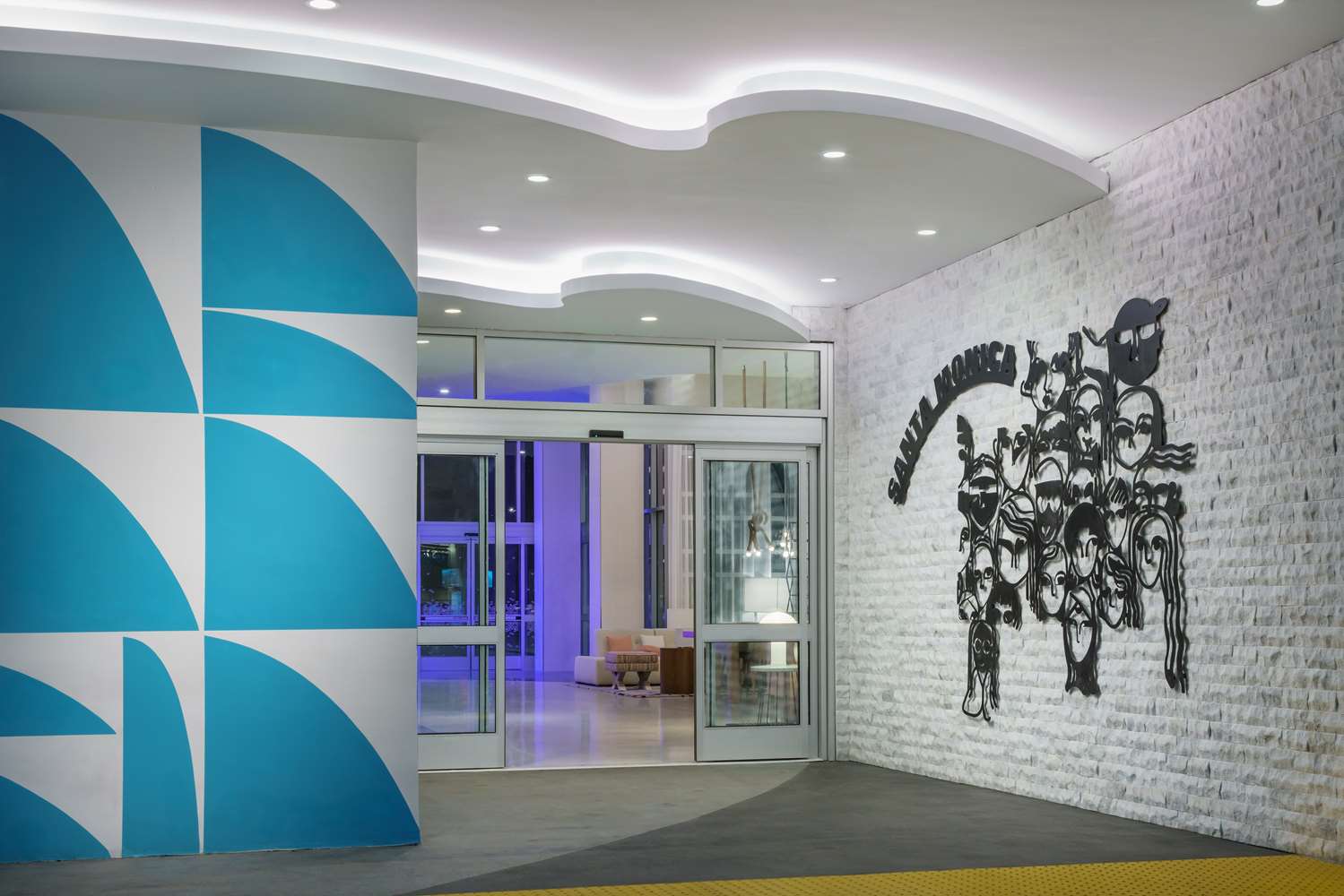 Фото Hampton Inn & Suites Santa Monica