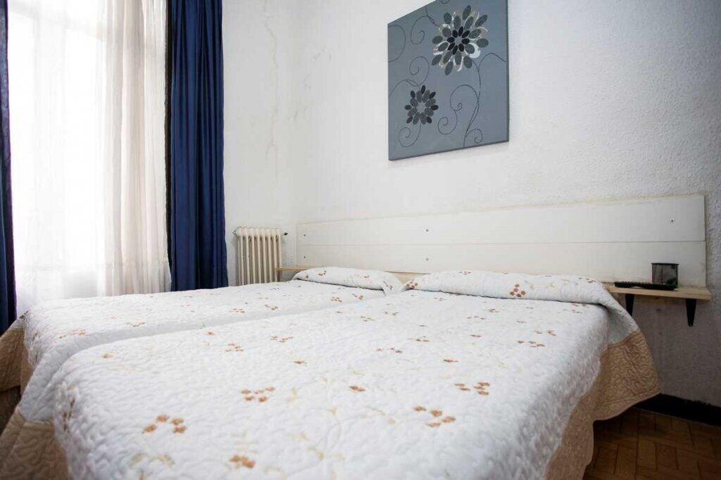 Фото Hostal Los Arcos