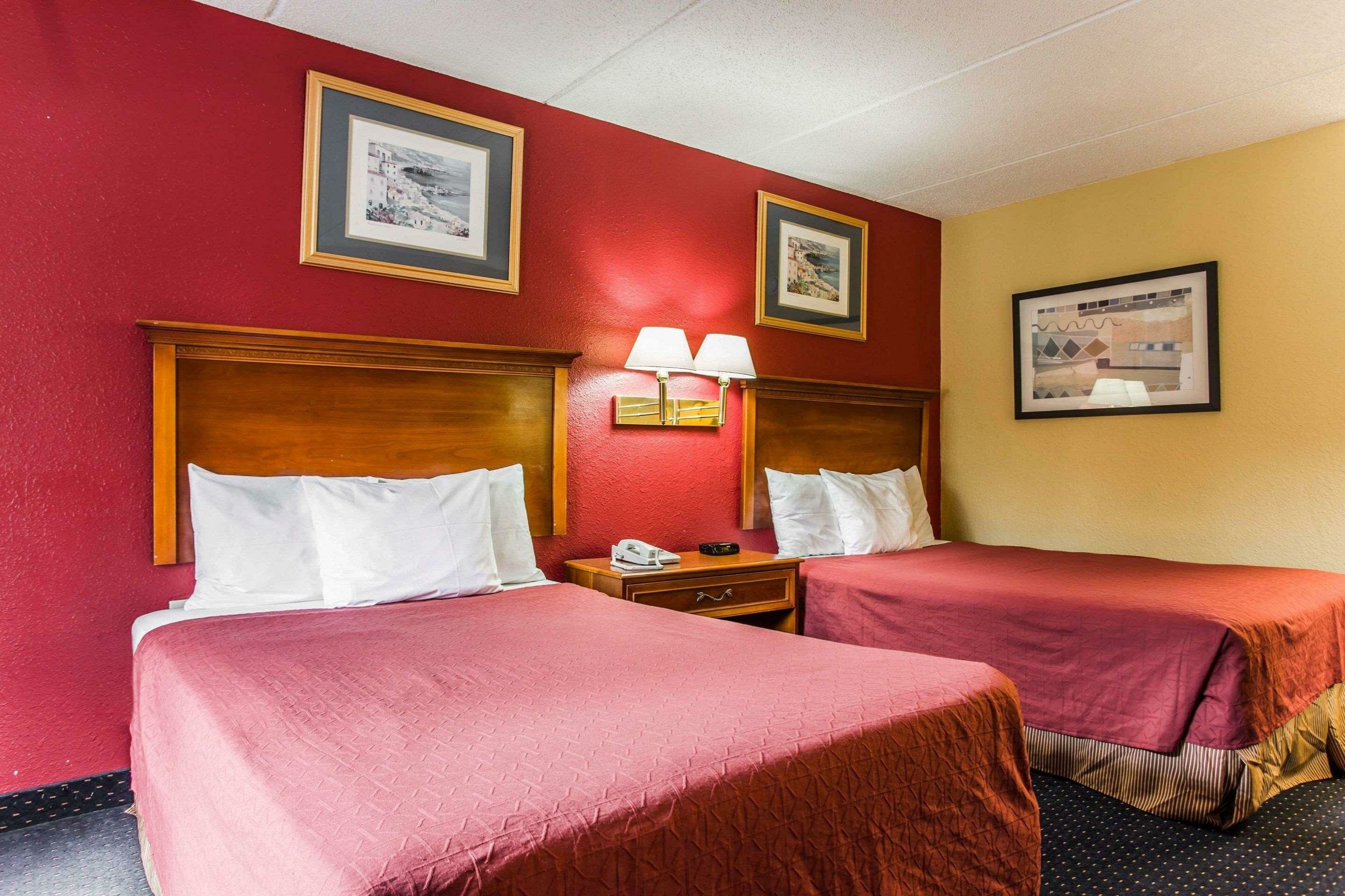 Фото Rodeway Inn Charlotte Downtown