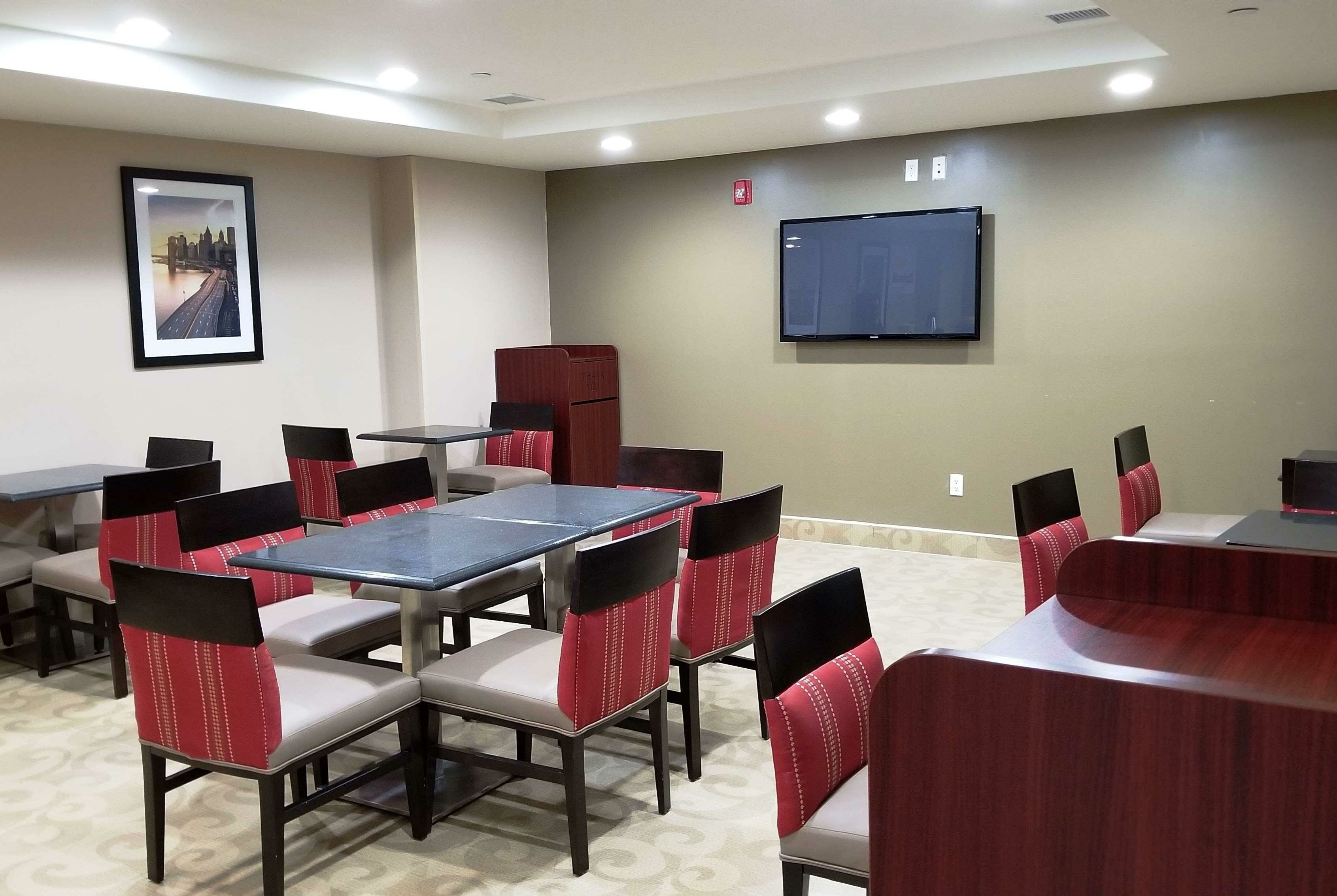 Фото Days Inn by Wyndham Brooklyn Marine Park