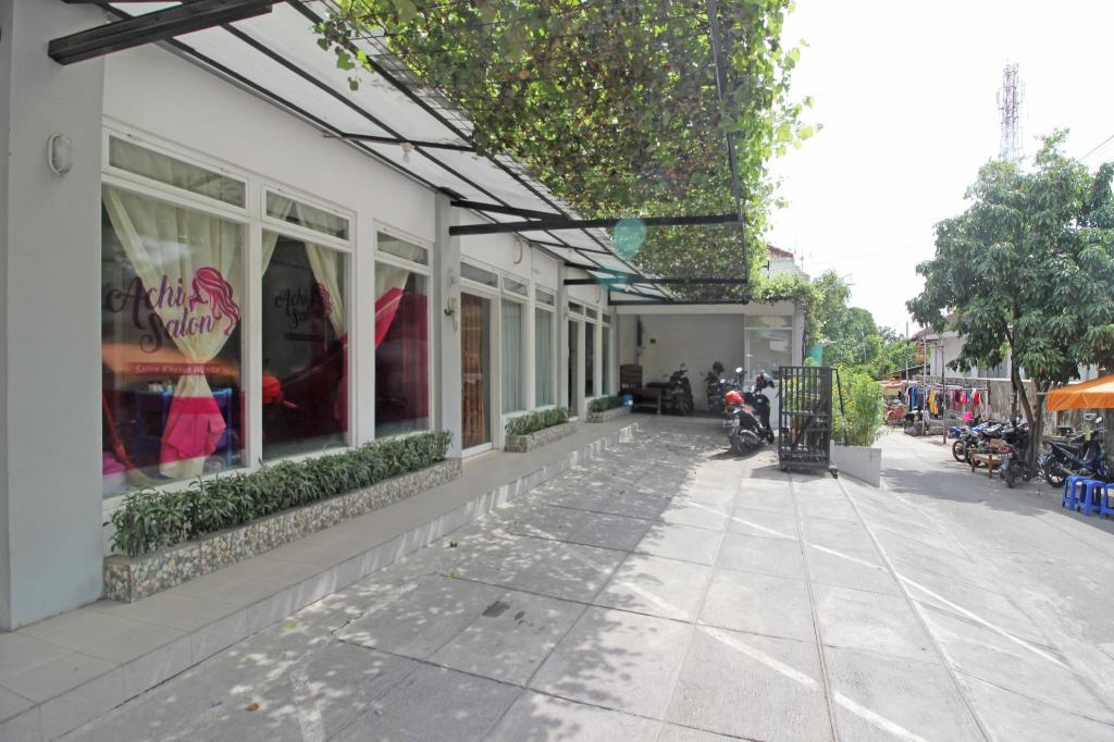 Фото RedDoorz near Solo Balapan Station