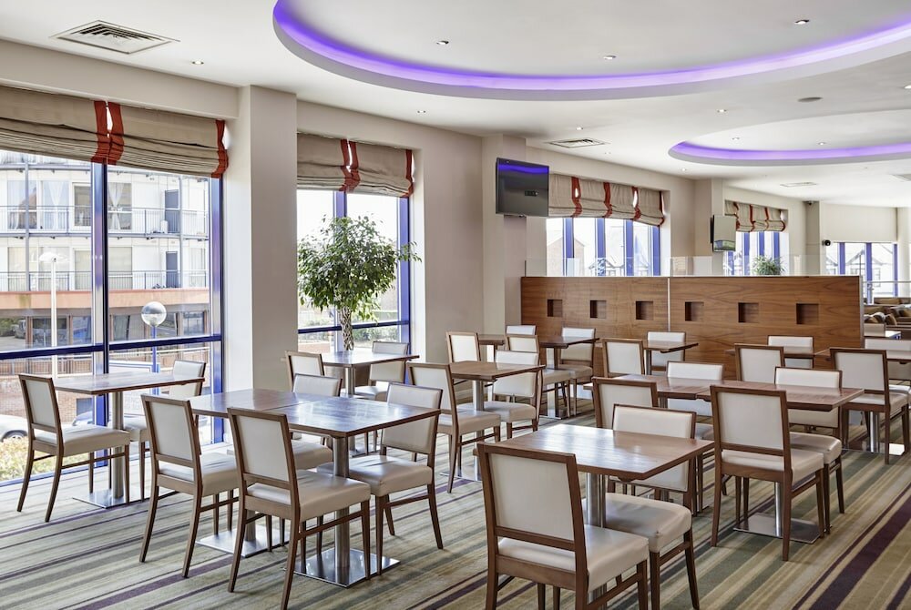 Фото Holiday Inn Express London - Newbury Park, an Ihg Hotel