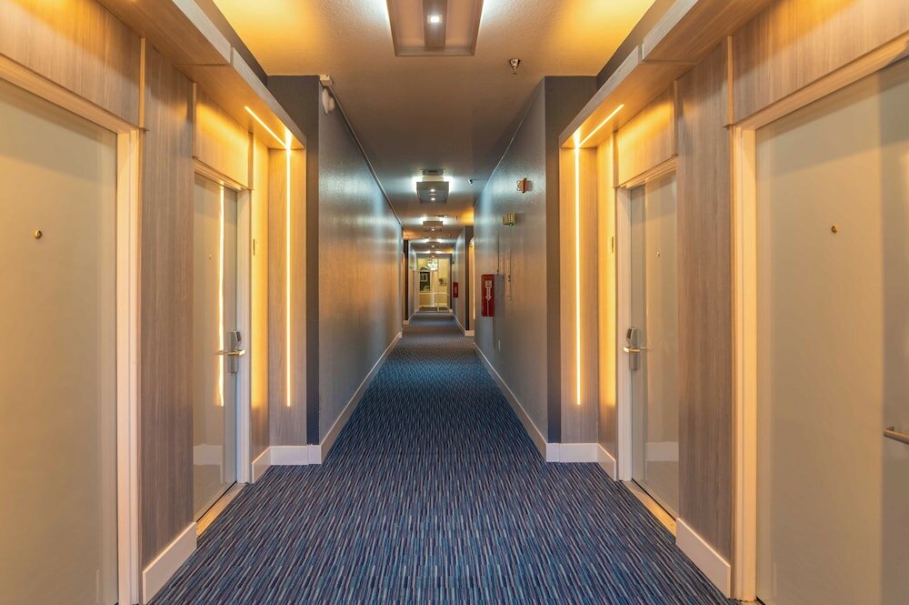 Фото Clarion Inn & Suites Central Clearwater Beach