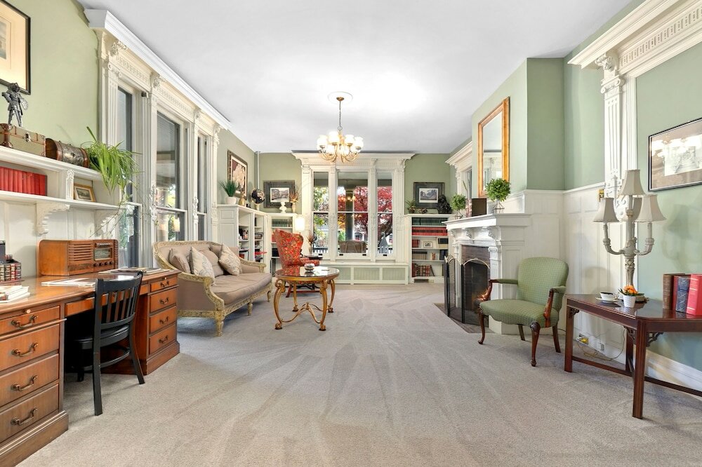 Фото The DeBary Inn