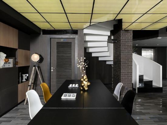 Фото Seekers Finders Rama IV Hotel, SureStay Collection by BW