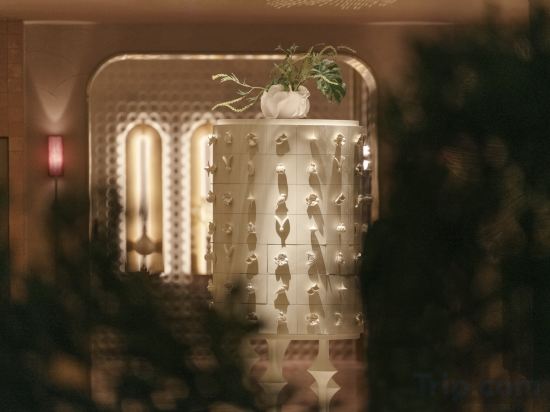 Фото KROMO Bangkok, Curio Collection by Hilton