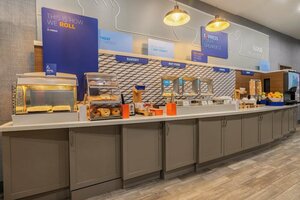 Гостиница Holiday Inn Express and Suites Kansas City Airport, an Ihg Hotel