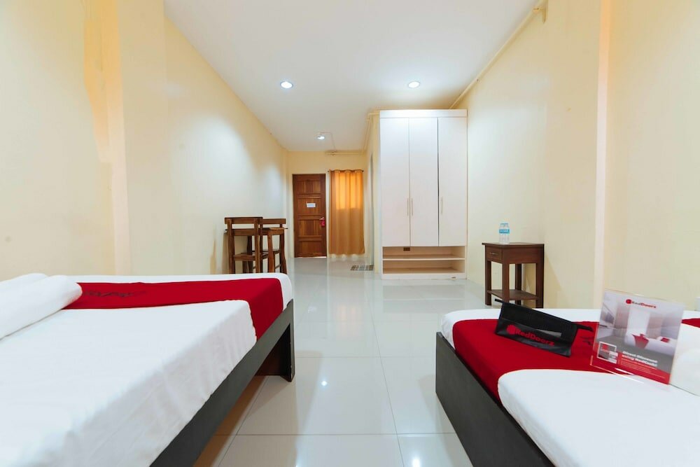 Фото RedDoorz near New Government Center