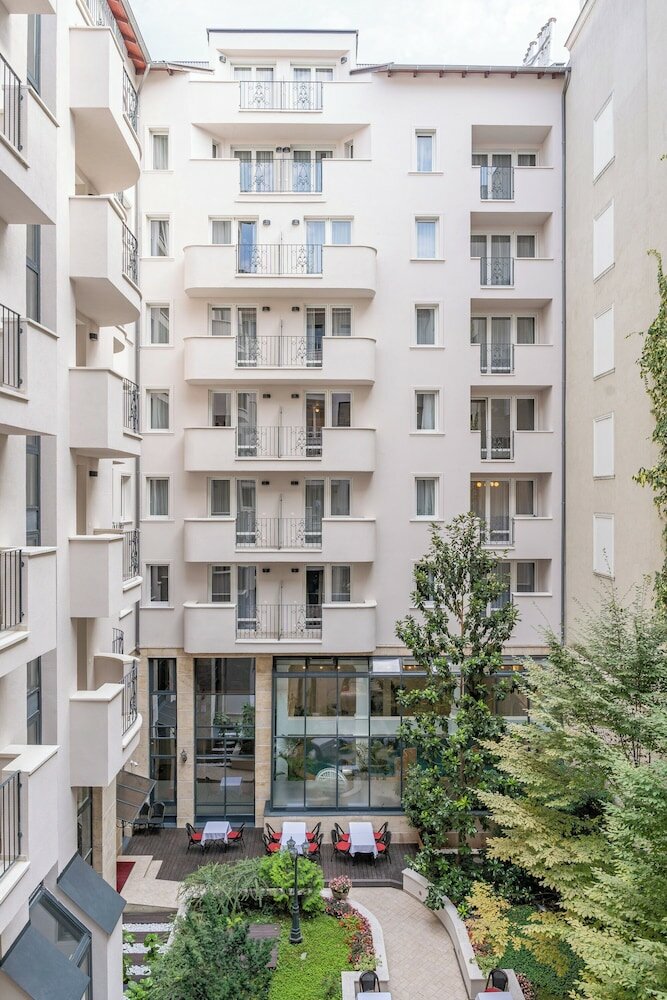 Фото Queen's Court Hotel & Residence