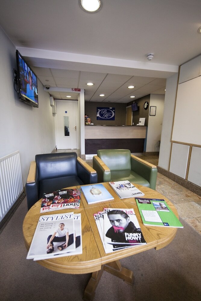 Фото Maiden Oval Hotel