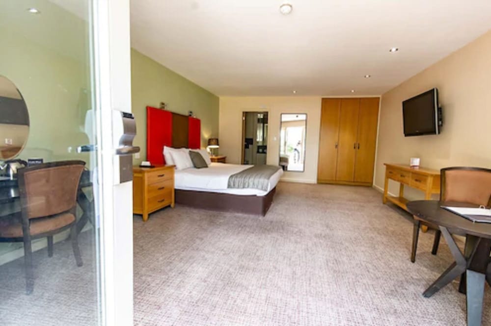 Фото The Great Hallingbury Manor Hotel