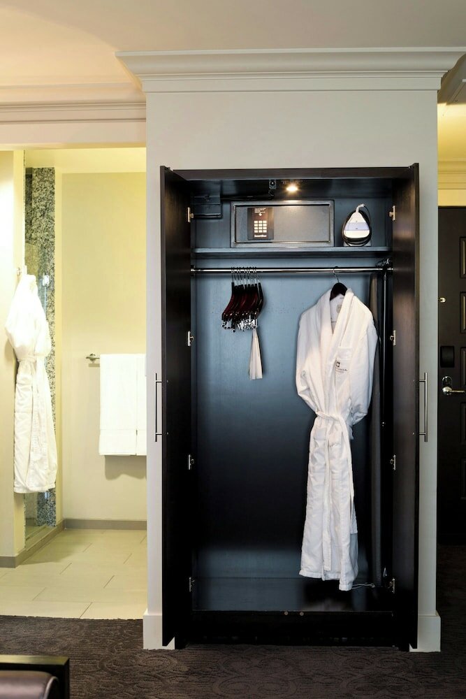 Фото Ambassador Hotel Kansas City, Autograph Collection