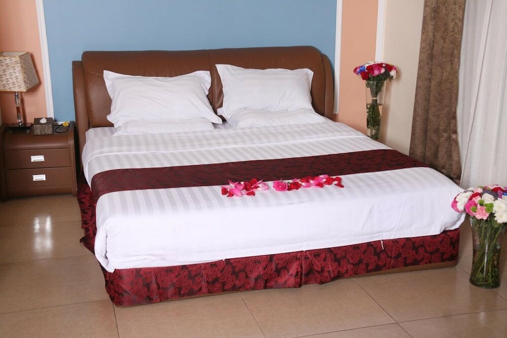 Фото Laguna Hotel Suites