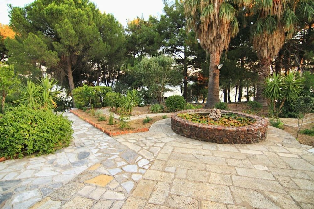 Фото Mytilana Village Hotel