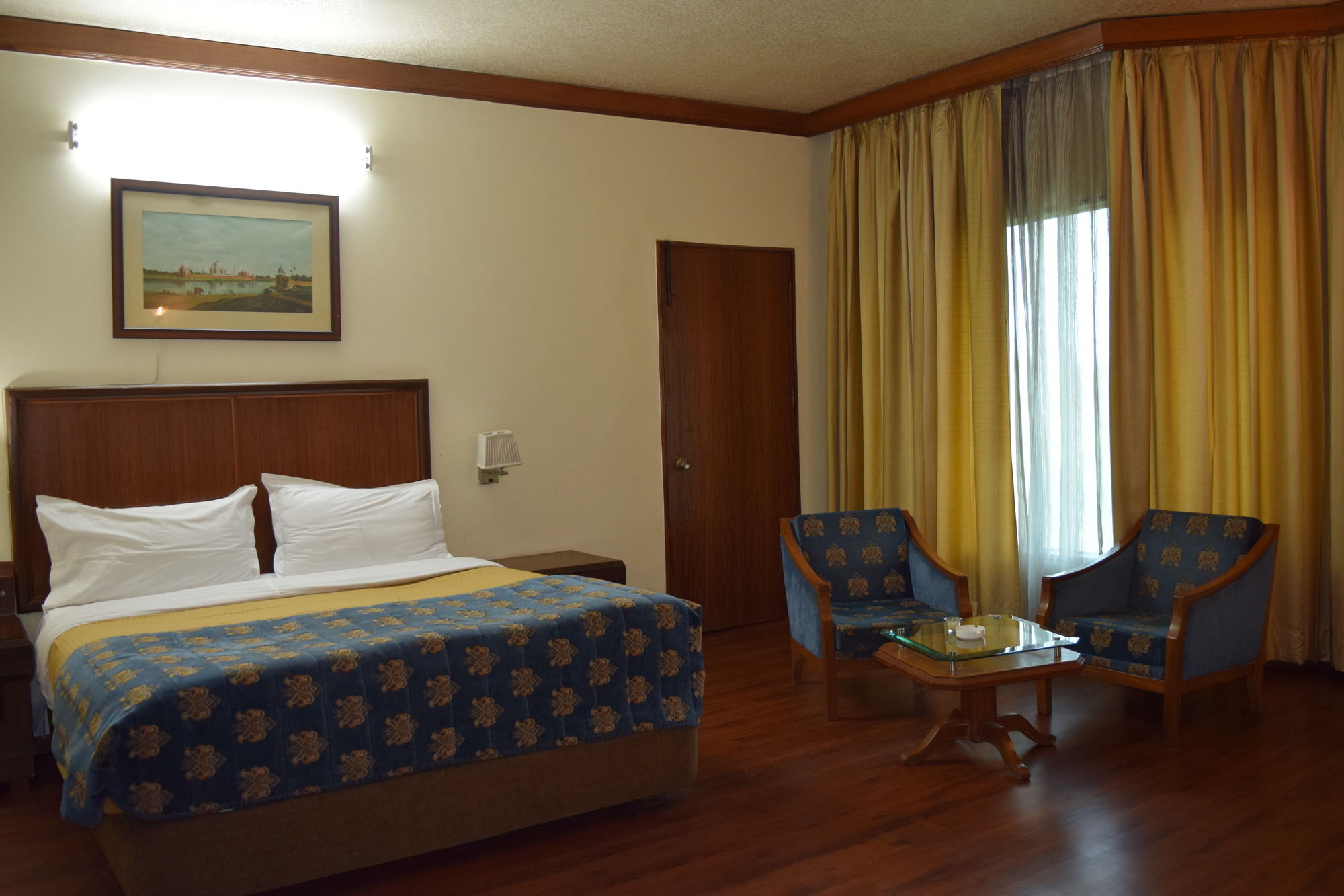 Фото Hotel Samrat Inn