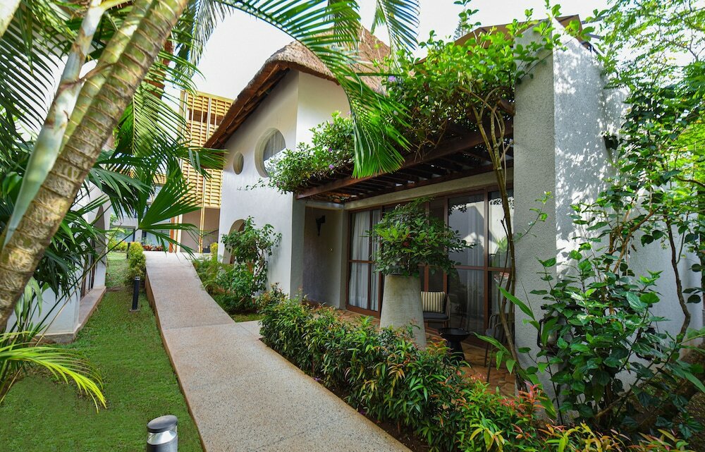 Фото Le Petit Village Hotel