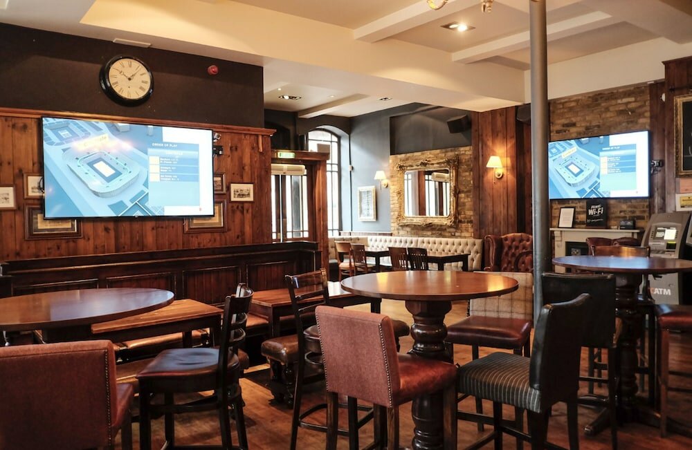 Фото The Wellington Hotel