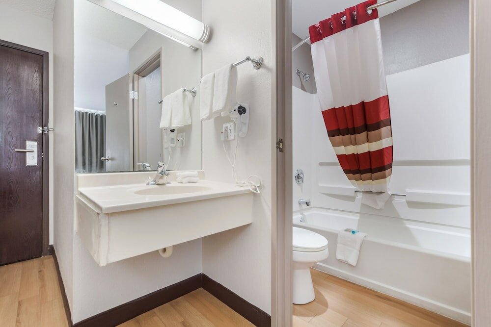 Фото Red Roof Inn & Suites Omaha - Council Bluffs