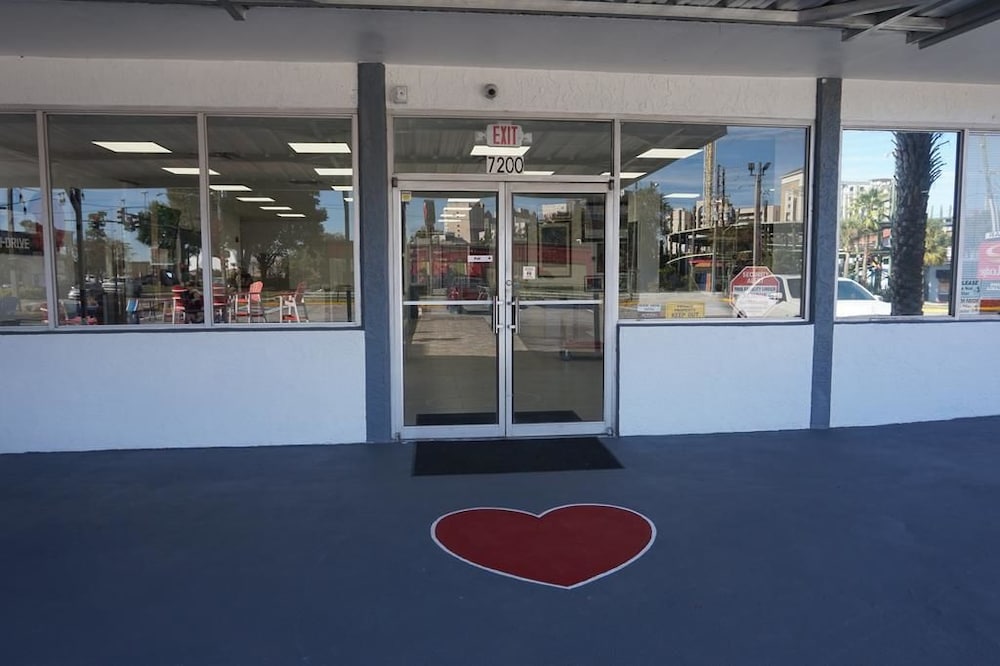 Фото Travelodge by Wyndham Orlando Heart of International Drive