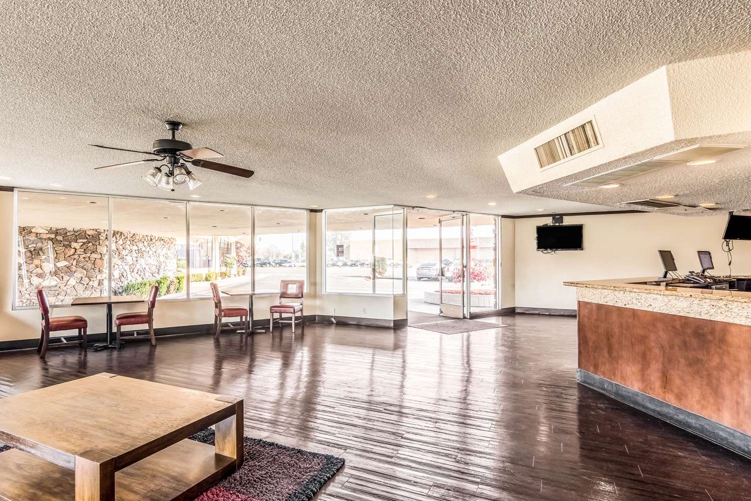 Фото Rodeway Inn & Suites