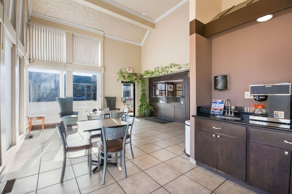 Фото Econo Lodge Inn & Suites