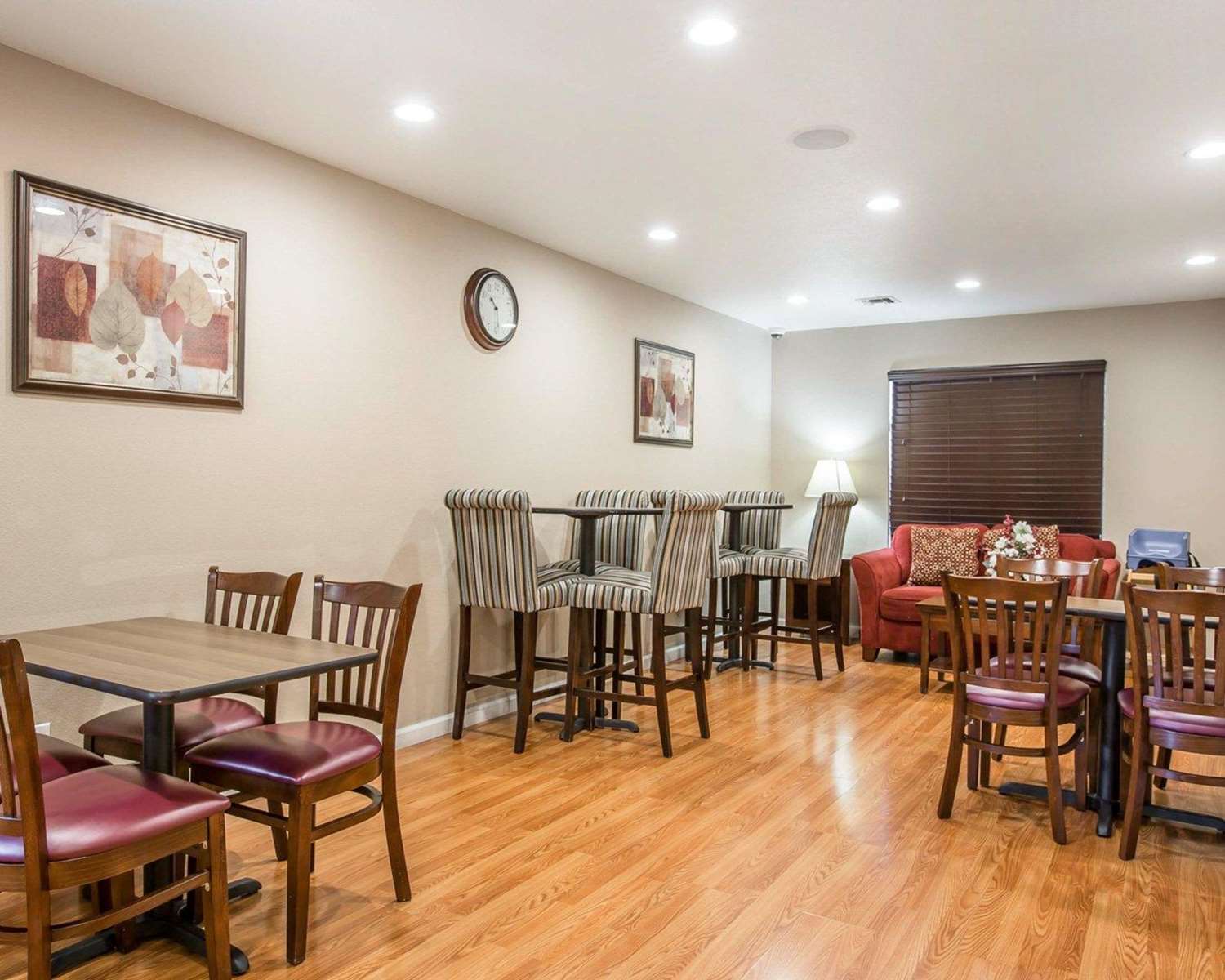 Фото Quality Inn & Suites Woodland - Sacramento Airport