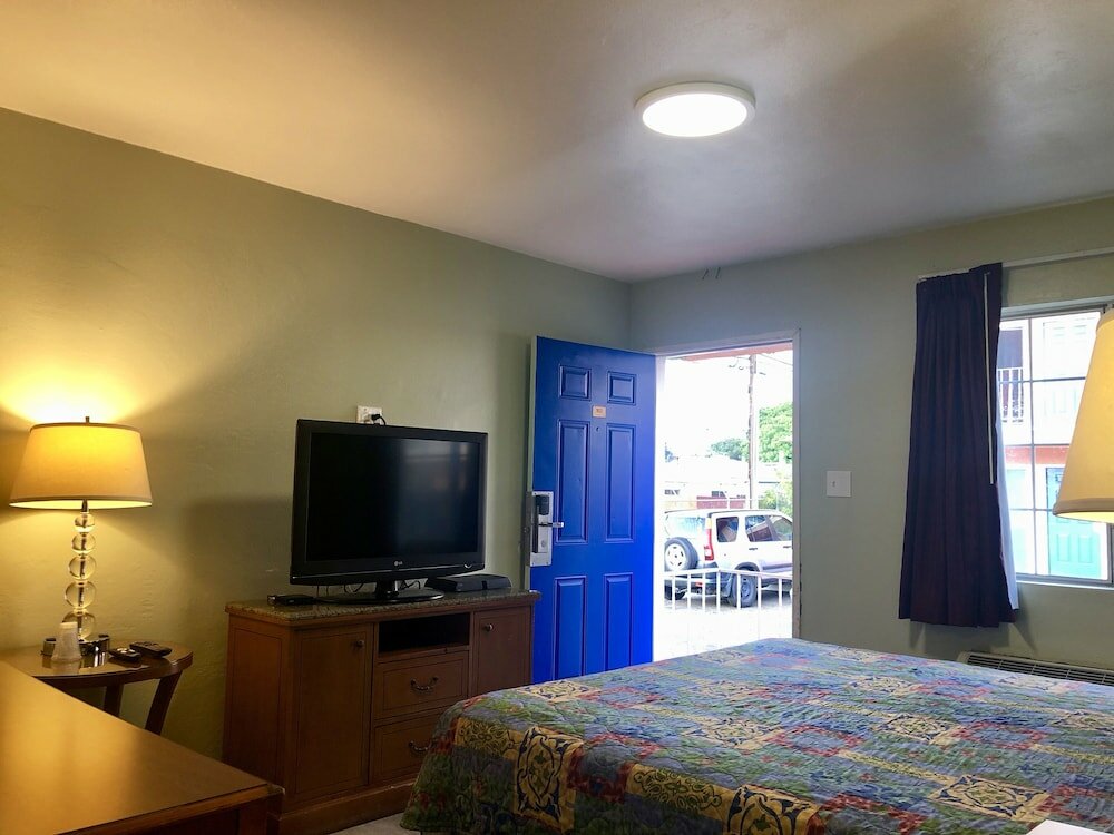 Фото La Petite Rouge Motel