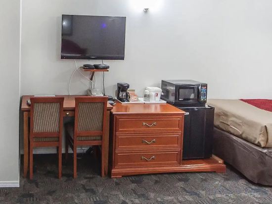 Фото Econo Lodge Inn & Suites