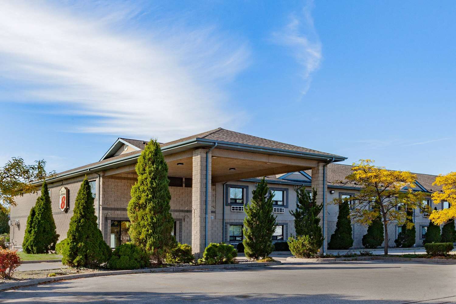 Фото Super 8 by Wyndham Ambassador Bridge Windsor On