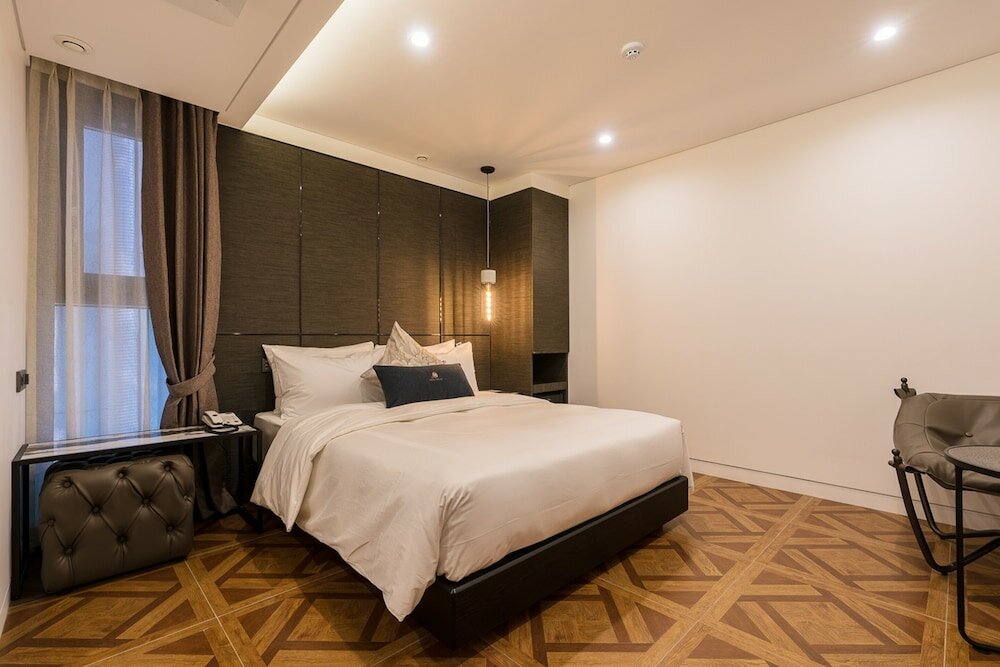 Фото The May Hotel