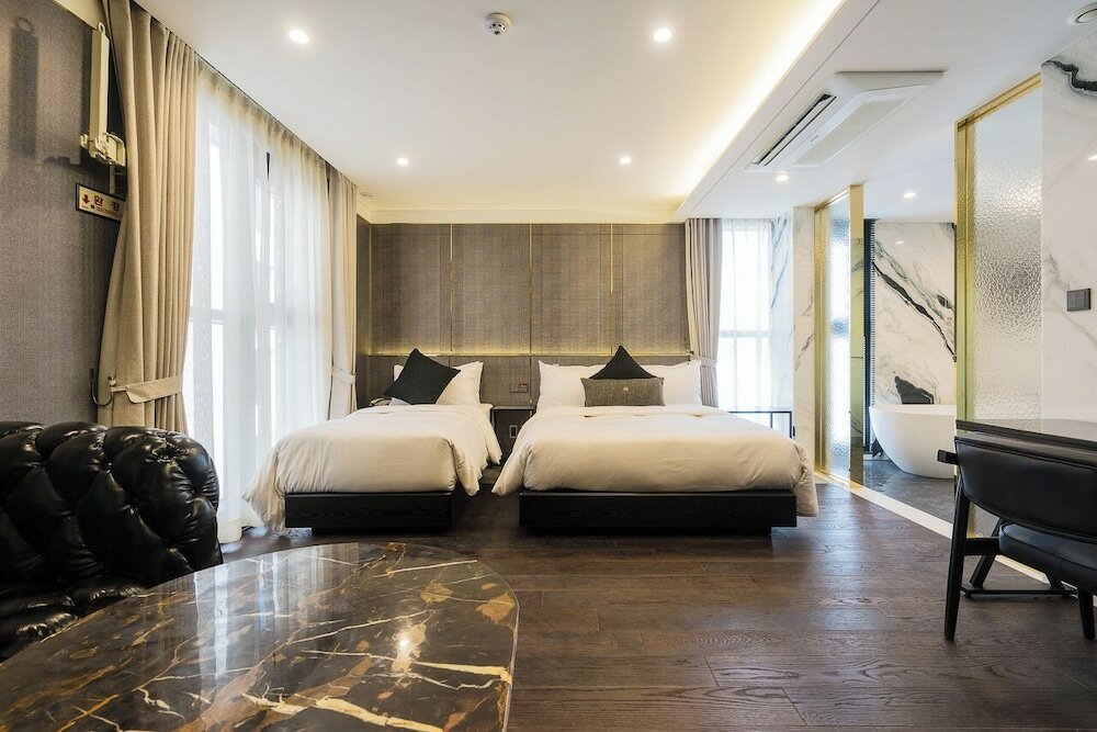 Фото The May Hotel