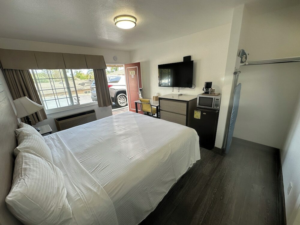 Фото Town and Country Inn