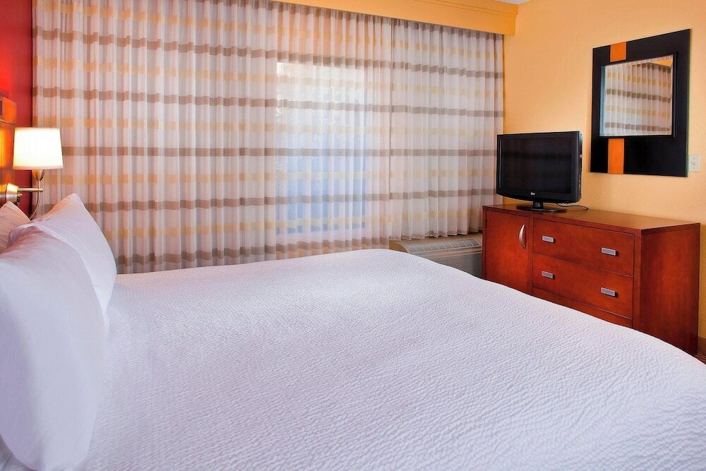 Фото Courtyard by Marriott Orlando Airport