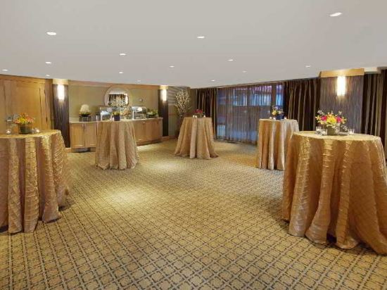 Фото Beacon Hotel & Corporate Quarters
