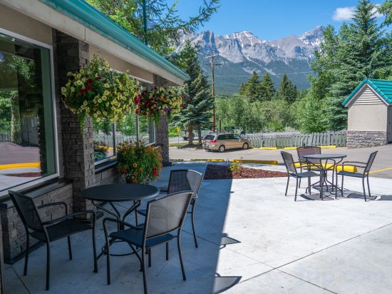 Фото Pocaterra Inn and Waterslide