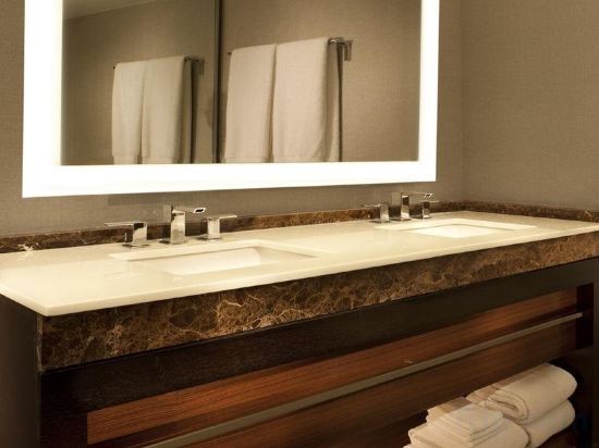 Фото Hilton McLean Tysons Corner