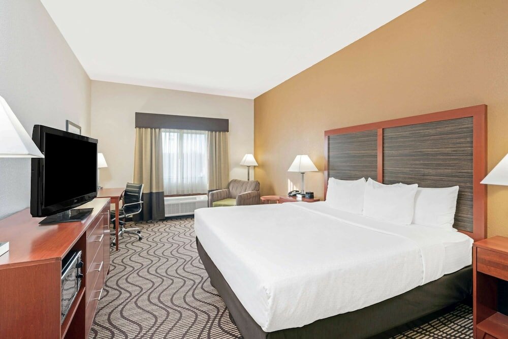Фото La Quinta Inn & Suites by Wyndham Midwest City - Tinker Afb