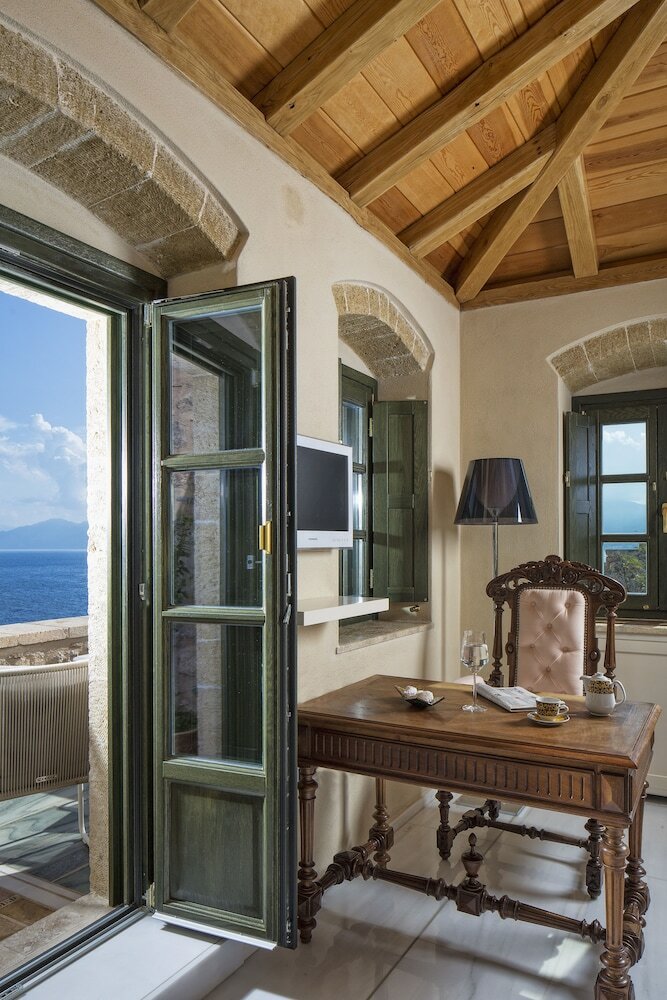 Фото Moni Emvasis Luxury Suites