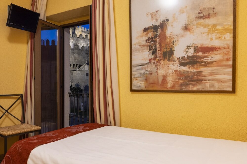 Фото Hostal Restaurante Puerta del Alcázar