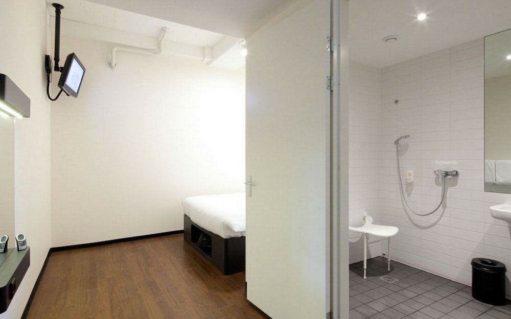 Фото EasyHotel Amsterdam City Centre South