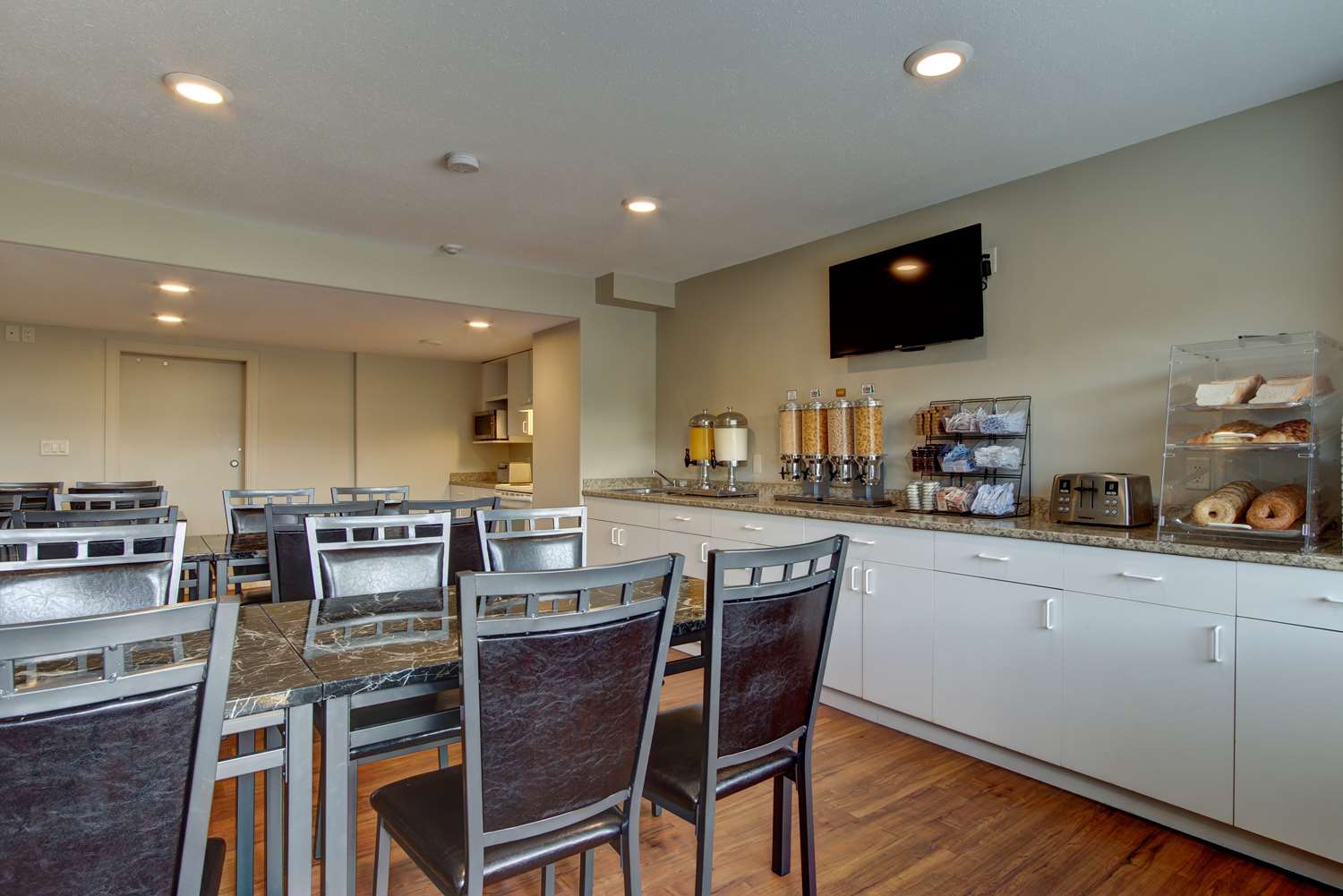 Фото Knights Inn Kamloops