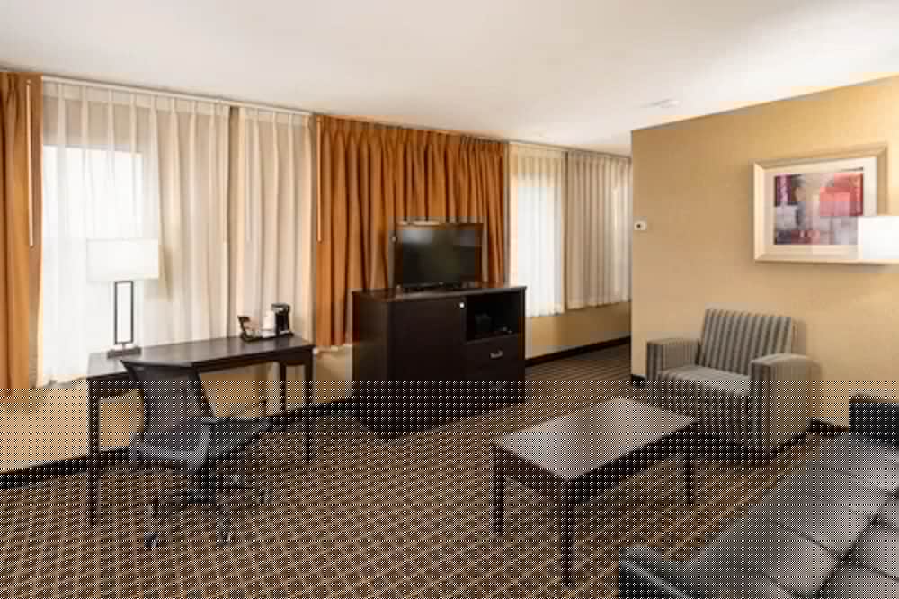 Фото Quality Inn & Suites Downtown